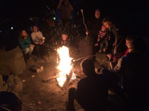 Gemütliches Beisammensein am Lagerfeuer mit Marshamllows